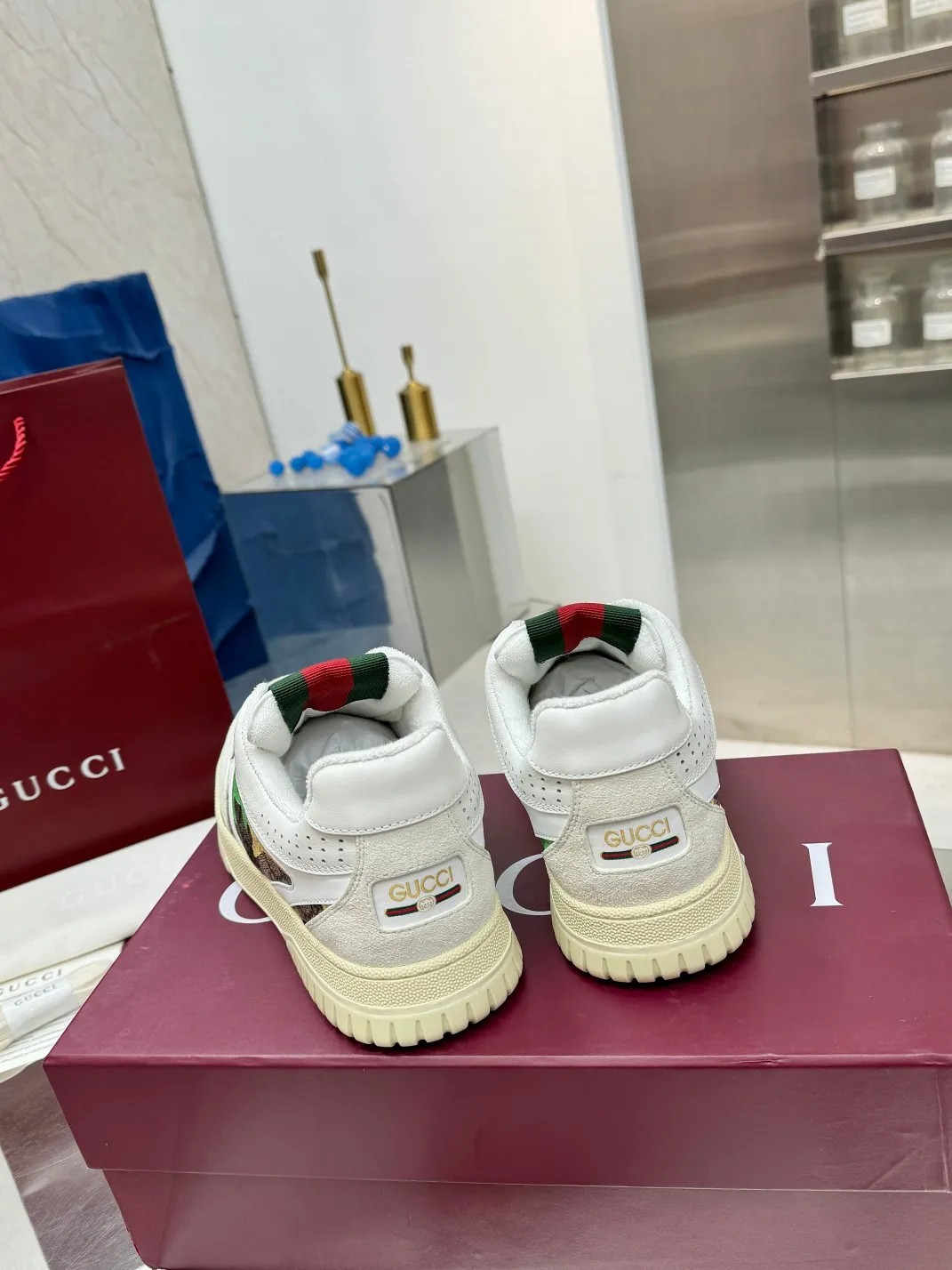Men's Men's Shoes 💰640 Gucci Gucci's latest hot-selling series of high and low-top distressed couple sneakers are shipped. The originals are purchased, developed and manufactured. This high-low top sneaker adopts a basketball-style silhouette design, cleverly integrated with hollow panels and distressed effects, showing its unique ingenuity. The ingenuity incorporates brand logo details such as interlocking Double G styling accessories and Gucci lettering, a low-key tribute to the brand's design heritage.  ▪️ Fabric: Original custom imported first-layer cowhide ▪️ Lining: Sweat-absorbent and deodorant towel lining ▪️ Sole: Original molded TPU sole ▪️ Sole thickness: 3cm ▪️ Size: Female 36-40 Male 39-46 (35 Female 41 Male 38 46 customized)
